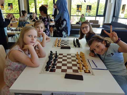 Hafsa und Letizia haben Spaß